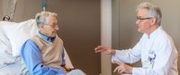 Arzt im Gespräch mit Patient.
