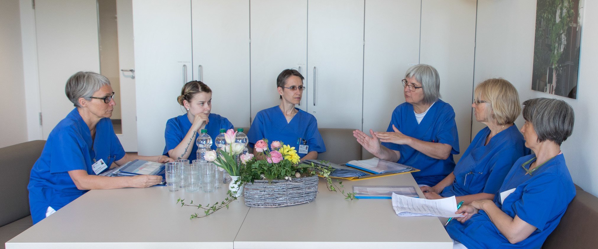Pflegefachfrauen während einer Besprechung. 