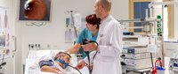 Arzt führt endoskopische Untersuchung bei Patient durch.
