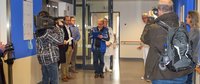 Pressetermin mit Kameraleuten und Filmteam auf Krankenhausstation mit verschiedenen beteiligten Ärzten, Krankenhausleitung und Mitarbeitenden.