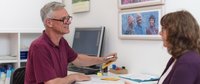 Arzt im Rahmen der arbeitsmedizinischen Untersuchung im Gespräch mit Frau.. 