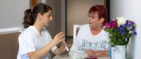 Diabetesassistentin im Gespräch mit Patientin.