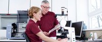 Arzt und leitende medizinisch-technische Assistentin im Labor.